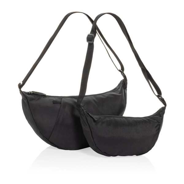 Crossbody Crescent XL z RPET AWARE™  ve tvaru půlměsíce - Černá
