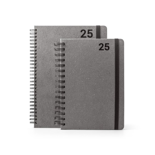 SIMMEL A5. Agenda A5, con anillas, de cuero (58% reciclado)