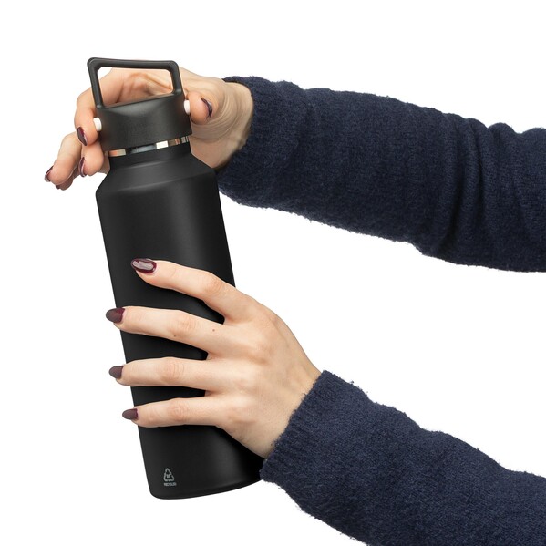 Dvojstenná fľaša z recyklovanej nehrdzavejúcej ocele (600 ml) Mace - Čierna