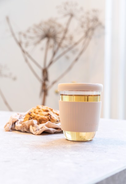 Pohár so silikónovým vrchnákom a úchopom Ukiyo - Hnedá