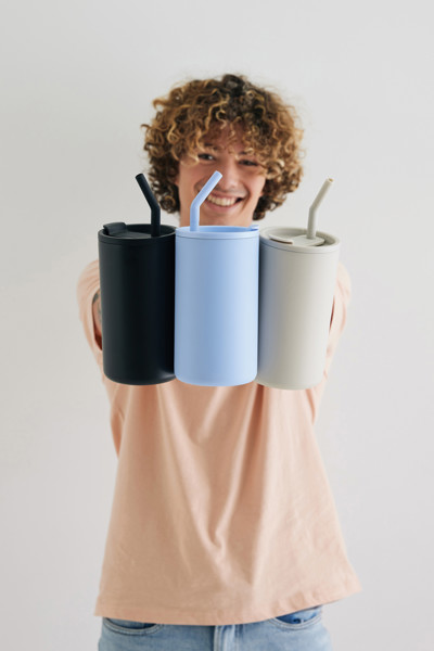 Hrnček Cube 800 ml z recykl. ocele s certifikáciou RCS - Svetlo Modrá