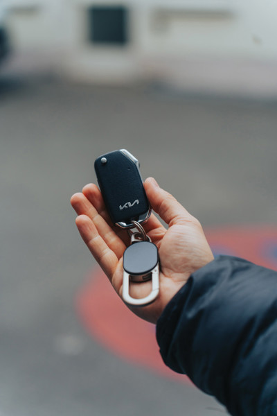 Keyfinder keychain with worldwide locating and USB C