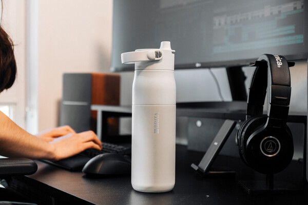 Láhev BRITA LARQ iQ Track s čištěním a filtrací vody, 680 ml - Bílá