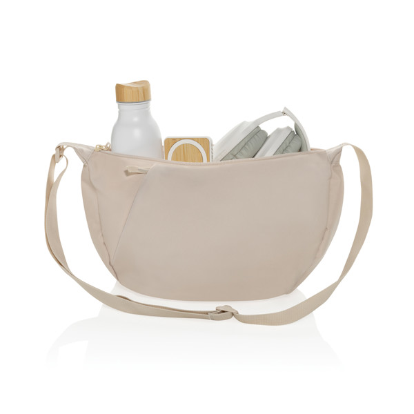 Crossbody Crescent XL z RPET AWARE™  ve tvaru půlměsíce - Béžová
