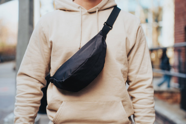 Sac banane en bandoulière en rPET AWARE™ Crescent - Noir