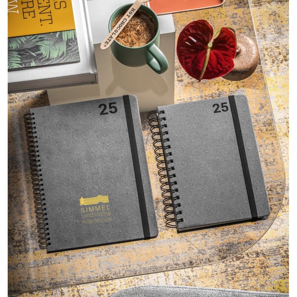 SIMMEL A5. Agenda A5, con anillas, de cuero (58% reciclado)