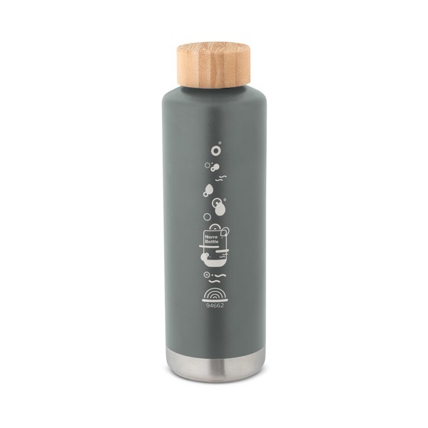 NORRE BOTTLE. Dvoustěnná vakuově izolovaná láhev z nerezové oceli (36% recyklace) 640 mL - Tmavě Šedá