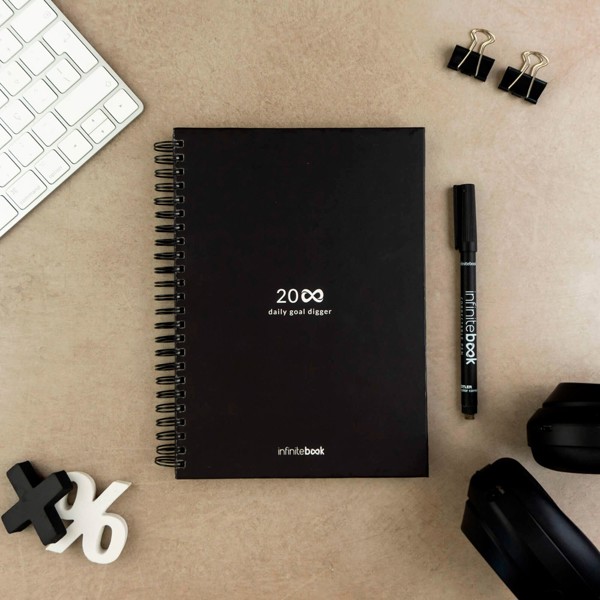 STARTER KIT INFINITE PLANNER A5. Le set comprend un "infinite Diary", un kit de nettoyage, un marqueur et un porte-marqueur - Noir