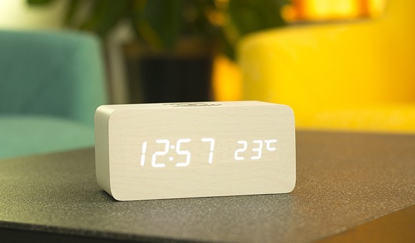 Wooden alarm clock with wireless charger DH01 - WHITE