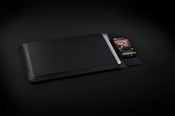 Swiss Peak 15W magnetic charging laptop sleeve 14-15,6"
