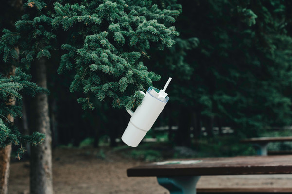Kozarec Tana 900 ml, dvojna stena iz reciklirane plastike - Bela
