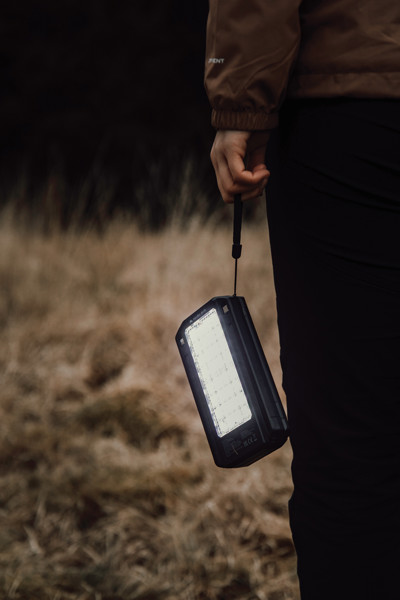 Nordic Drift Titan 10.000mAh solar powerbank with 3 panels