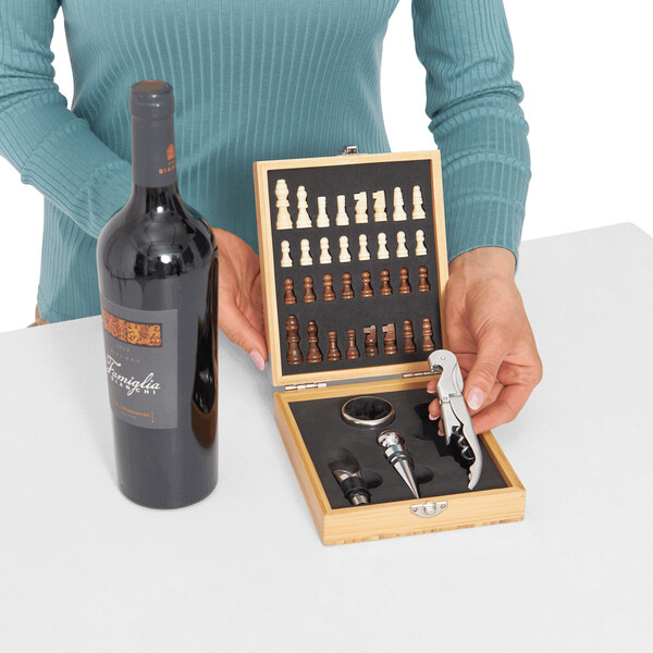 Wine set with chess game BAMBOO CHESS
