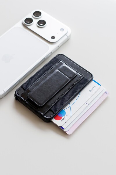 BrandCharger card holder Wally Stand Pro | Recycled
