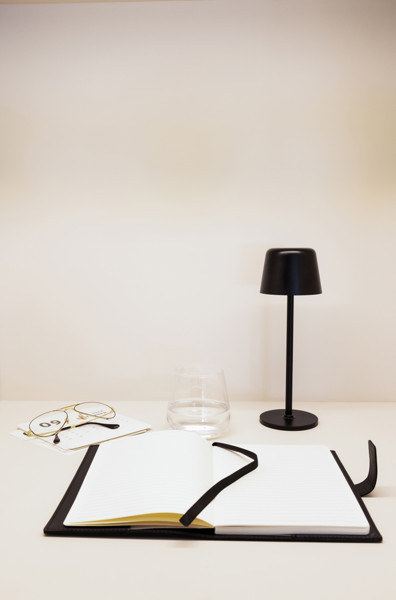 USB dobíjateľná stolná lampa Zenic z RCS recykl. plastu - Čierna