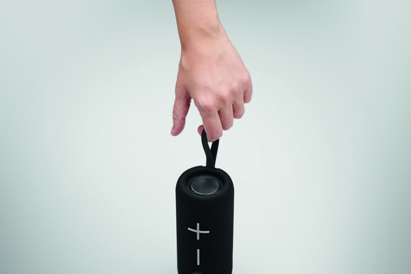 2x5W vodotesen zvočnik, 1200 mAh baterija