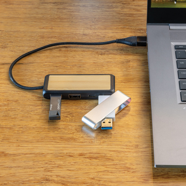 USB rozbočovač s duálním vstupem Link z RCS plastu a bambusu