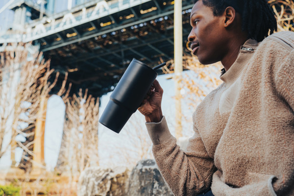 Mug 900ml en acier inoxydable recyclé Embrace RCS - Noir