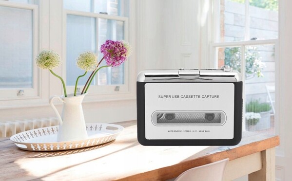 Cassette player with USB-to-MP3 converter