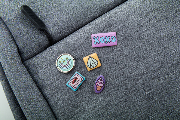 Pin's en métal Lark